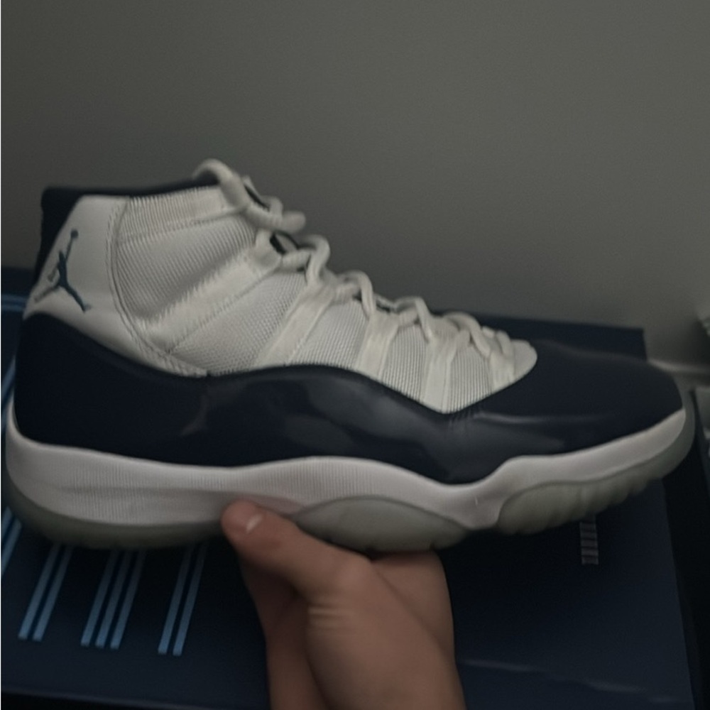 “win like 82” jordan 11

Size 8.5 

Gently used like new